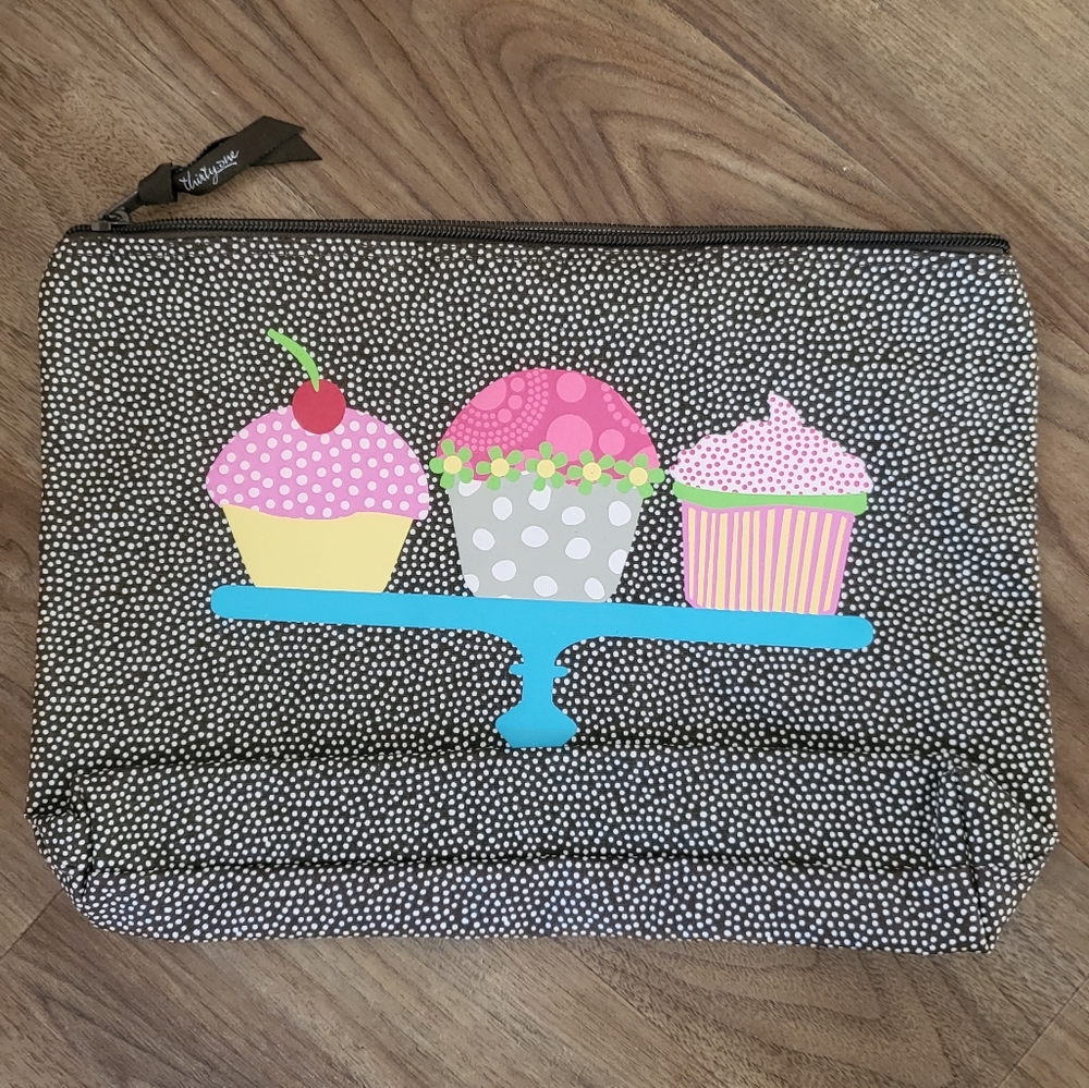 NWOT cupcake toiletry/makeup bag